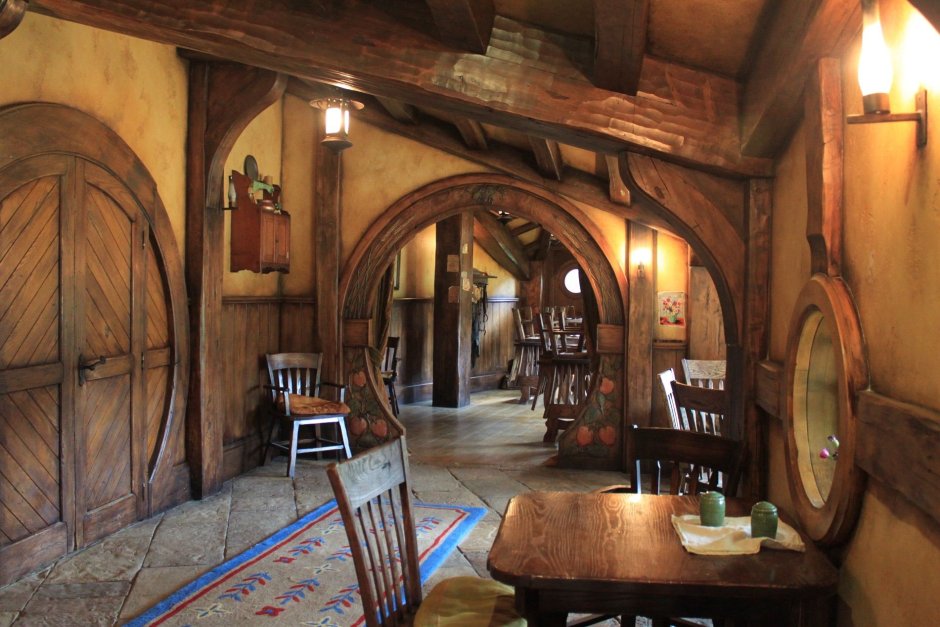 «The Hobbit House» («дом хоббитов»)