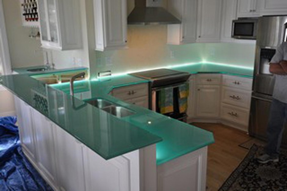 Столешница для кухни из стекла с подсветкой