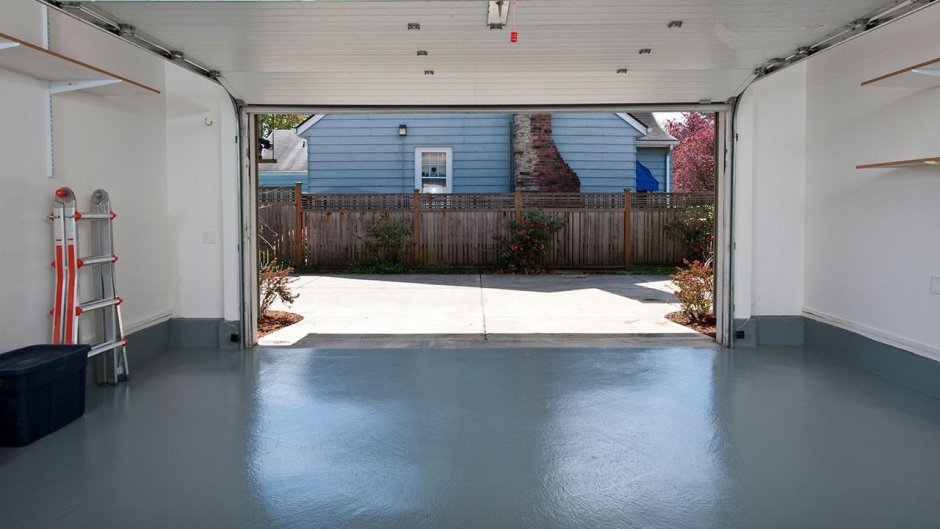Гладкий бетонный пол в гараже