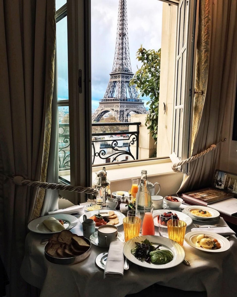 Завтрак с видом на Эйфелеву башню