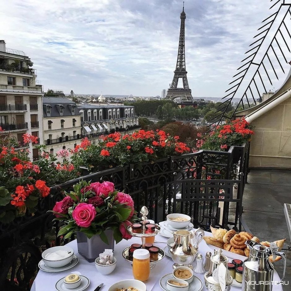 Кафе в Париже с видом на Эйфелеву