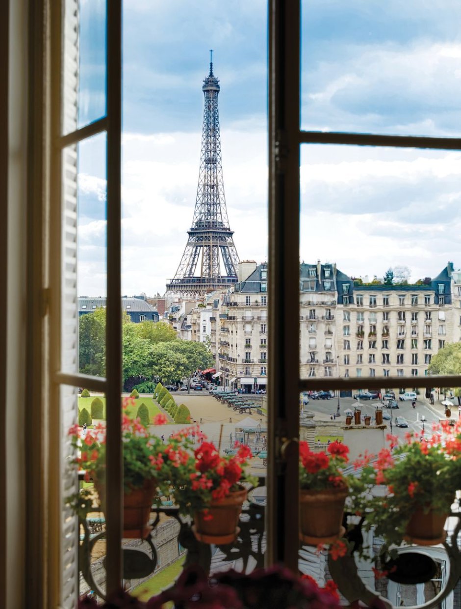 Балкон в Париже с видом на Эйфелеву башню