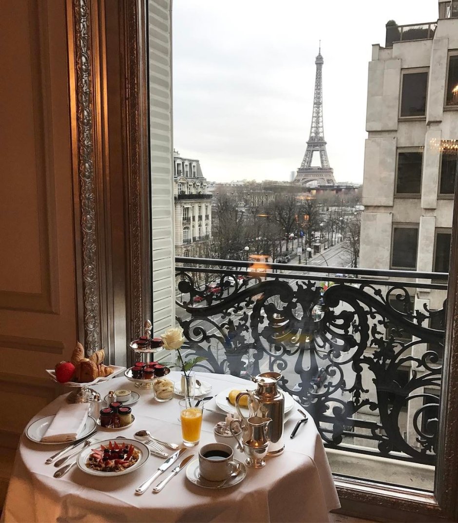 Париж Plaza Athenee вид на Эйфелеву