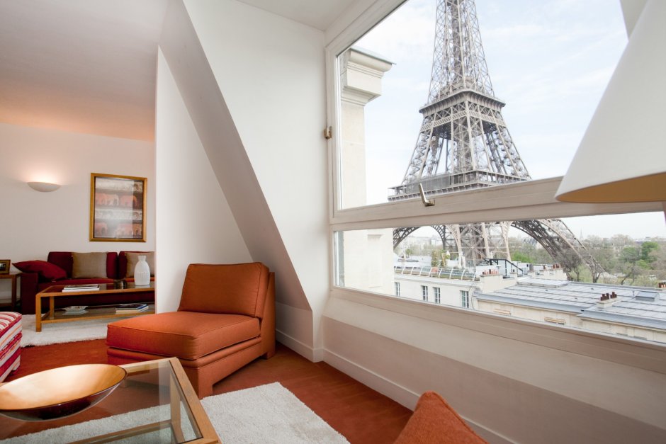 Отель Париж и Эйфелева башня.