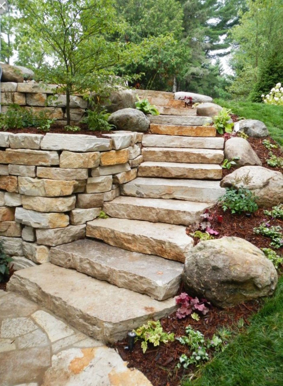 Каменная лестница на склоне