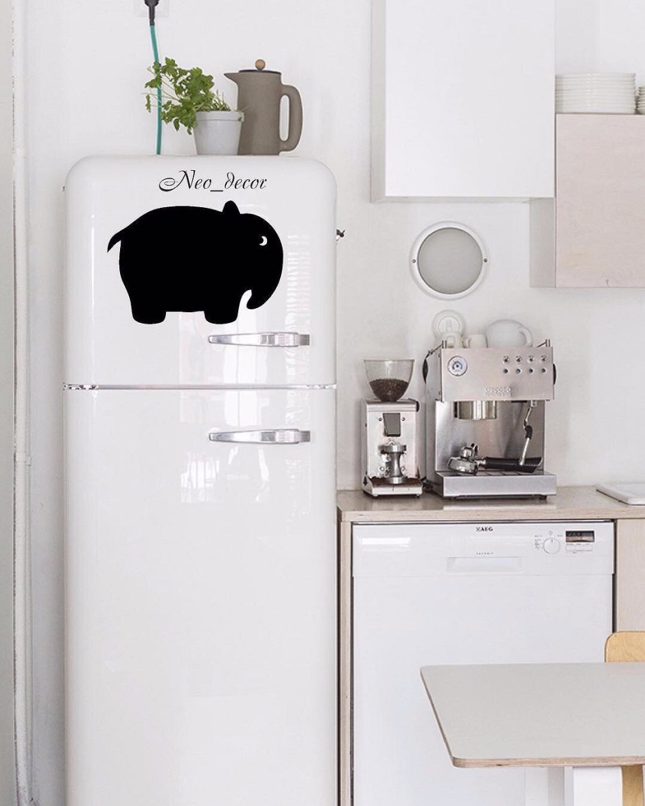 Белый холодильник на белой кухне