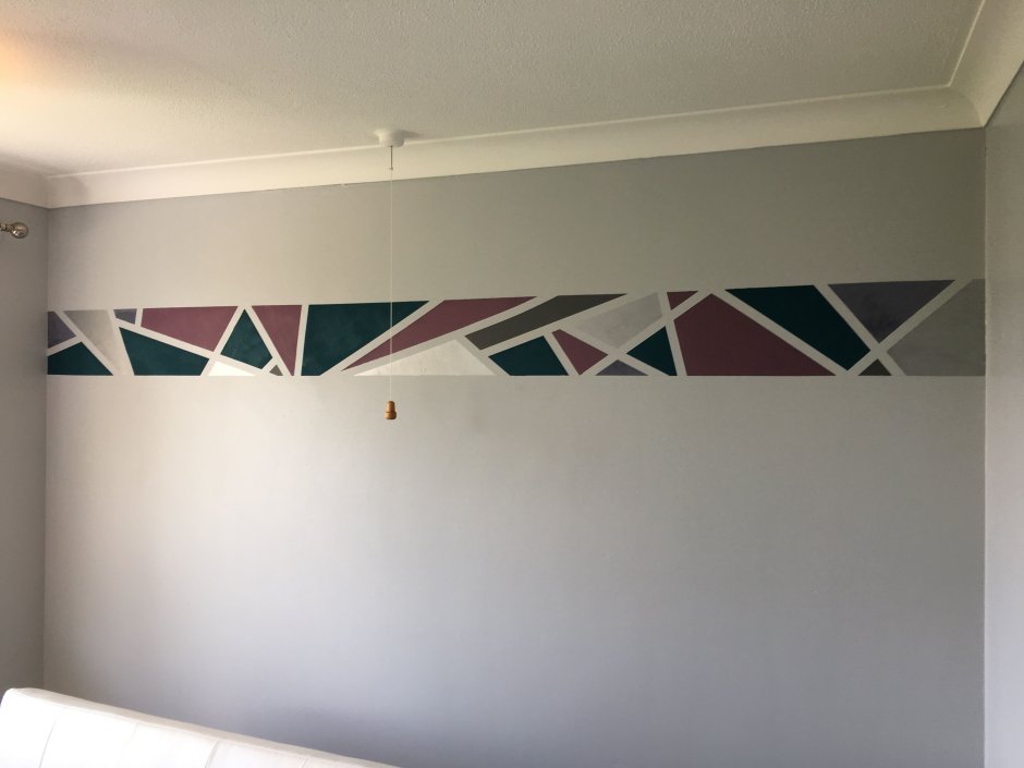 Треугольники на стене краской