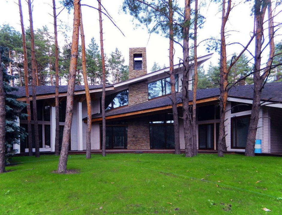 Кирпичный дом в Сосновом лесу