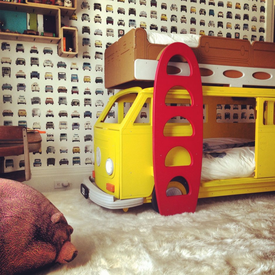 Современная детская комната с машинками