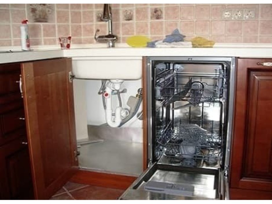Духовой шкаф над стиральной машиной на кухне