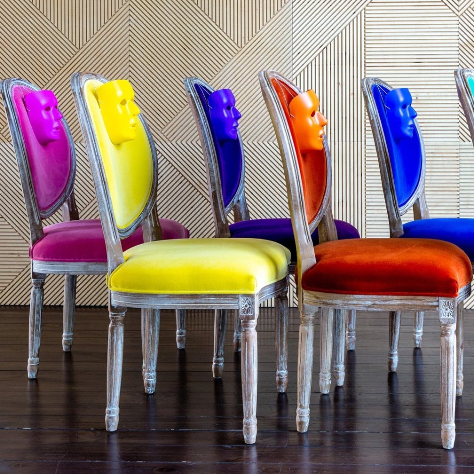 Цветные стулья в интерьере столовой-гостиной
