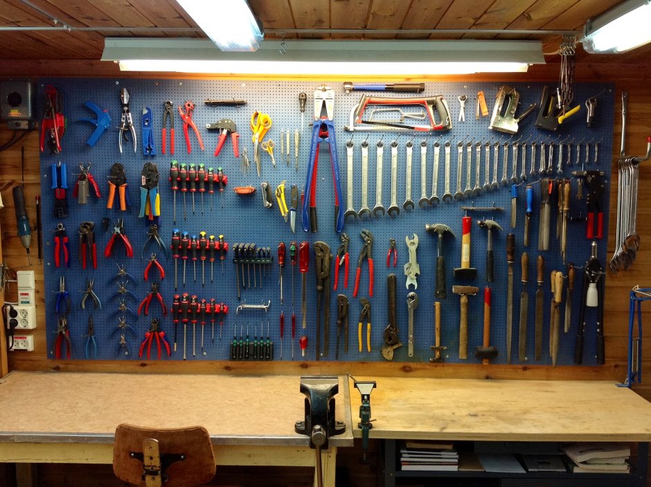 Полочки для инструментов в гараже