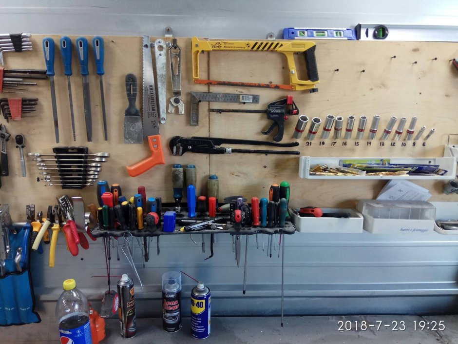 Верстак с инструментами в гараже