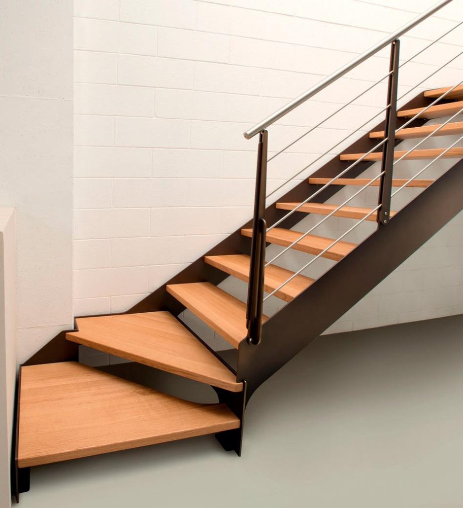 Забежная деревянная лестница на 180 градусов со шкафами под лестницей