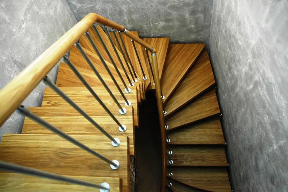 Лестница на тетивах с забежными ступенями с поворотом 45 градусов