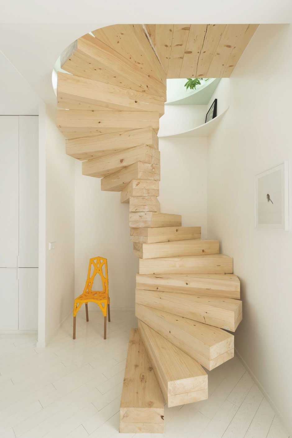 Деревянная лестница с высокими ступенями