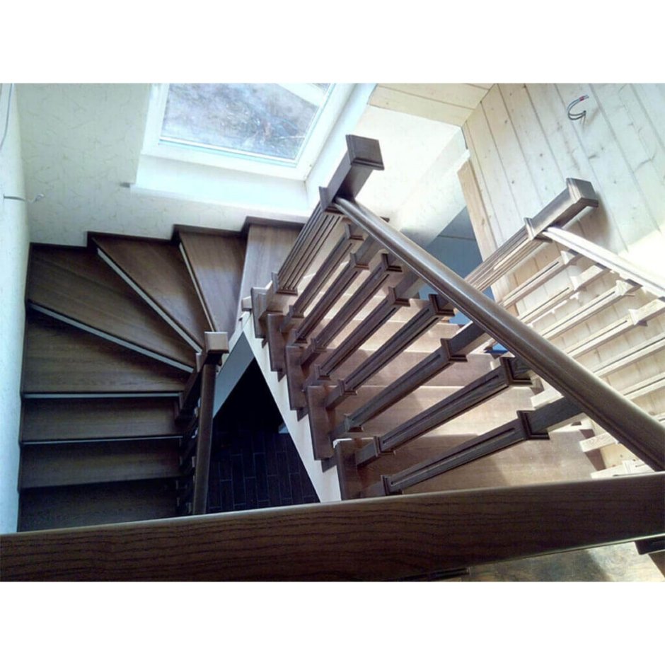 Винтовая лестница в прихожей