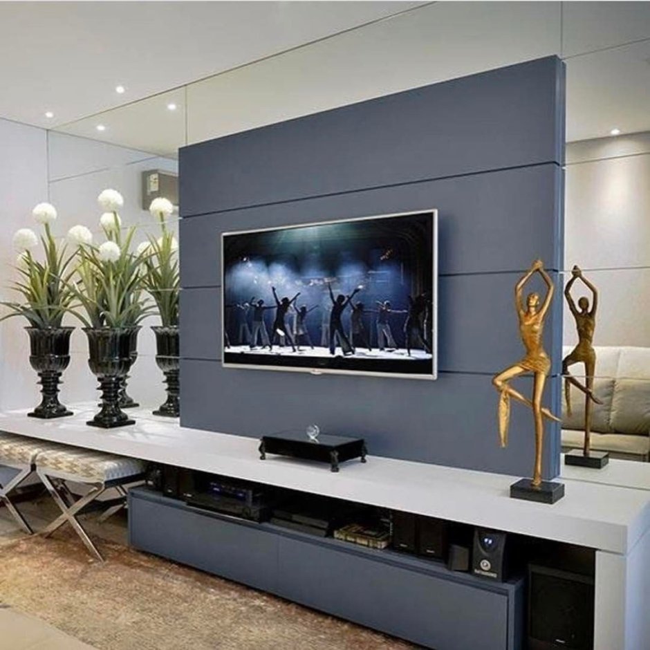 ТВ зона с биокамином в гостиной в современном