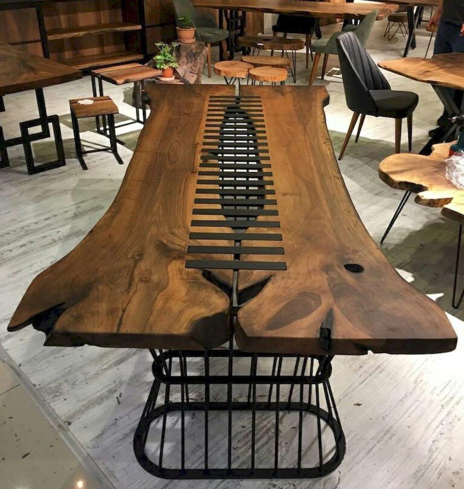 Необычные столы из металла