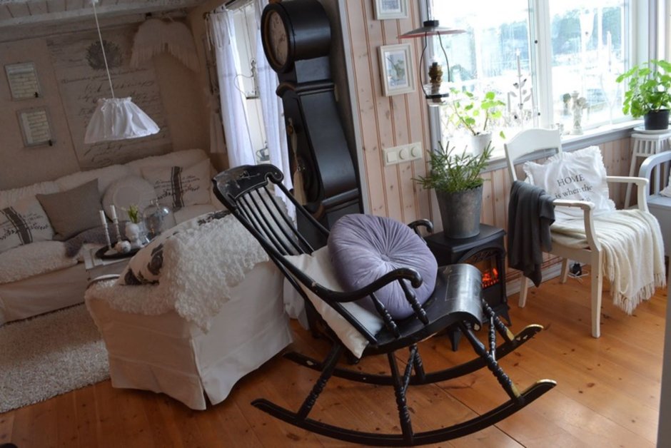 Кресло-качалка в интерьере гостиной