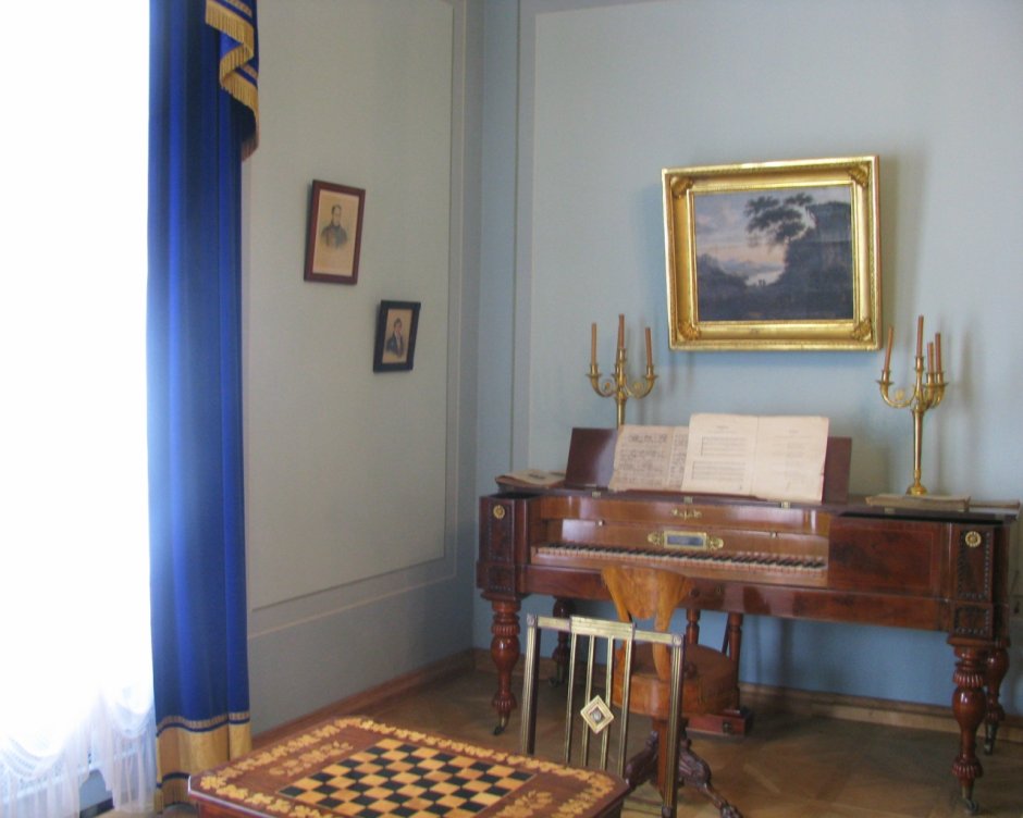 Письменный стол Пушкина в Михайловском