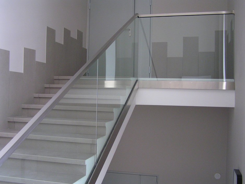 Ограждение лестницы из стекла опорный профиль сбоку