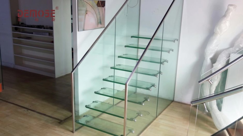 Ограждение для лестницы из металла и стекла