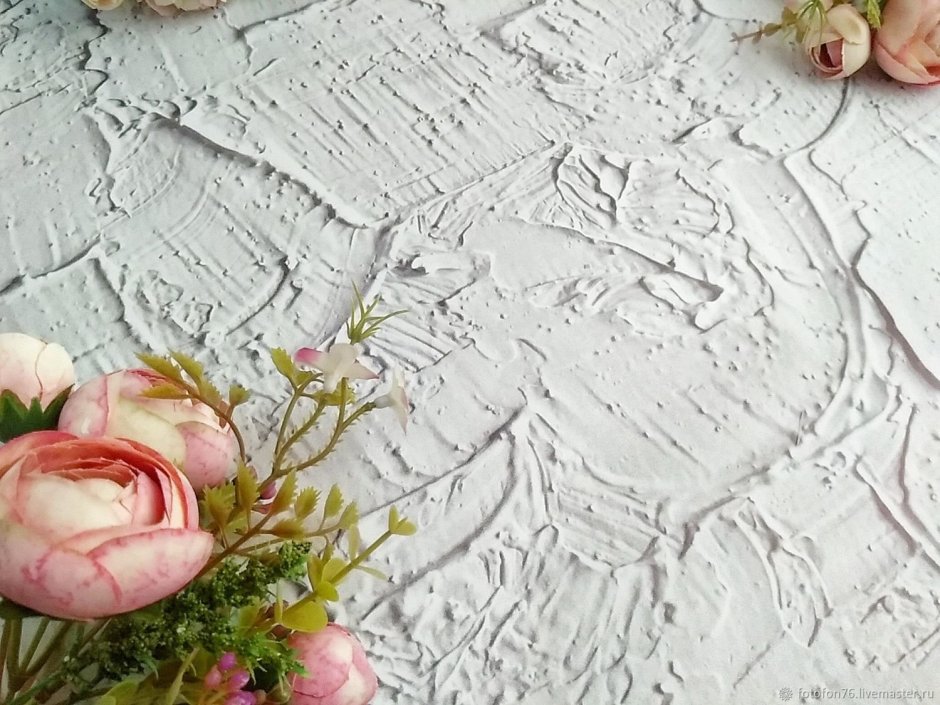Розы на стене из шпаклевки