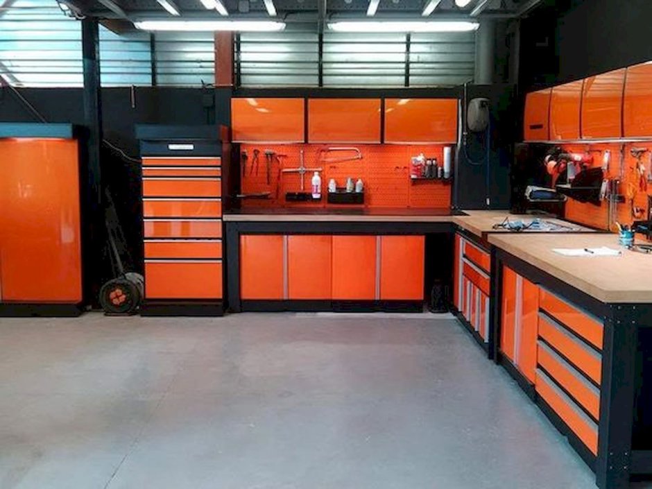 Оранжевые стены в гараже
