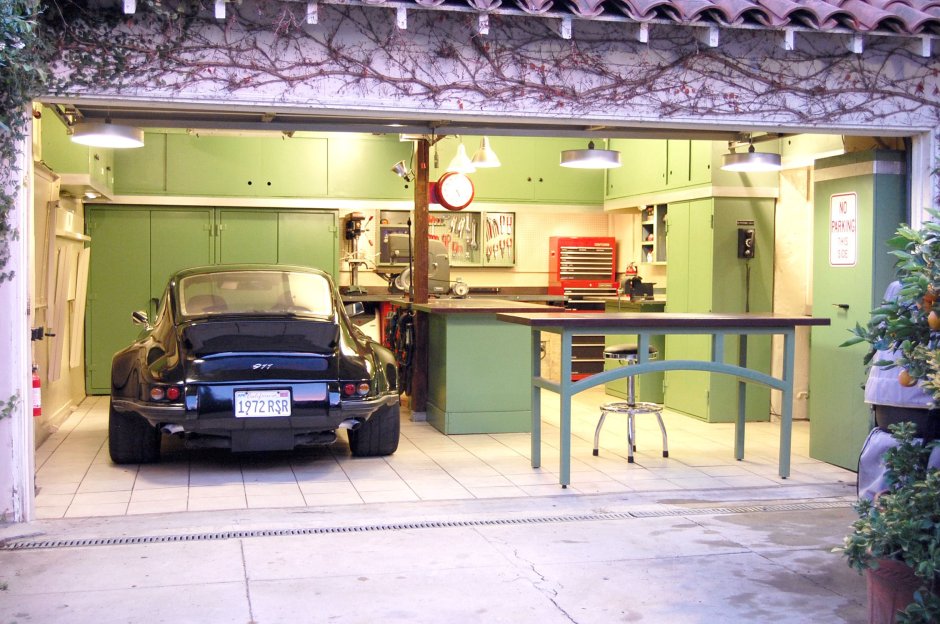 Интерьер гаража в стиле Кантри