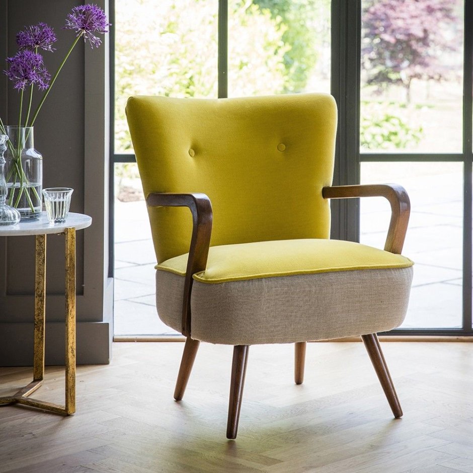 Кресло на желтом фоне