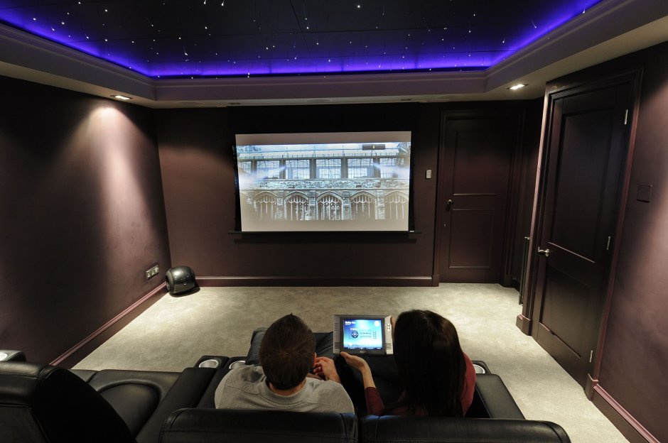 Проектор для домашнего кинотеатра потолочный