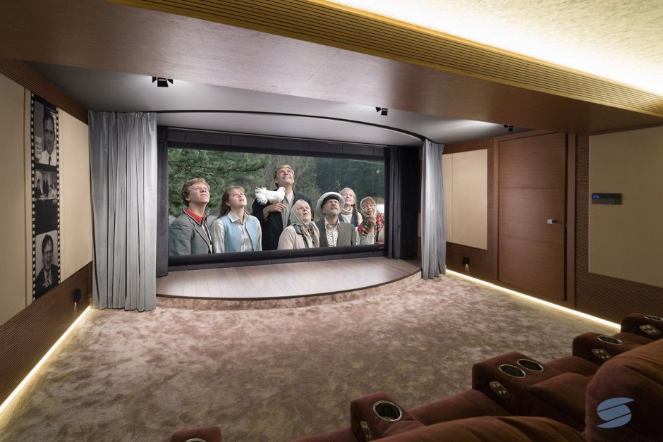 Домашний кинотеатр с проектором и экраном