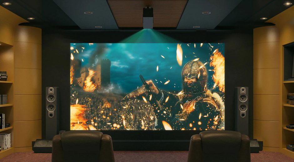 Домашний кинотеатр с проектором и экраном