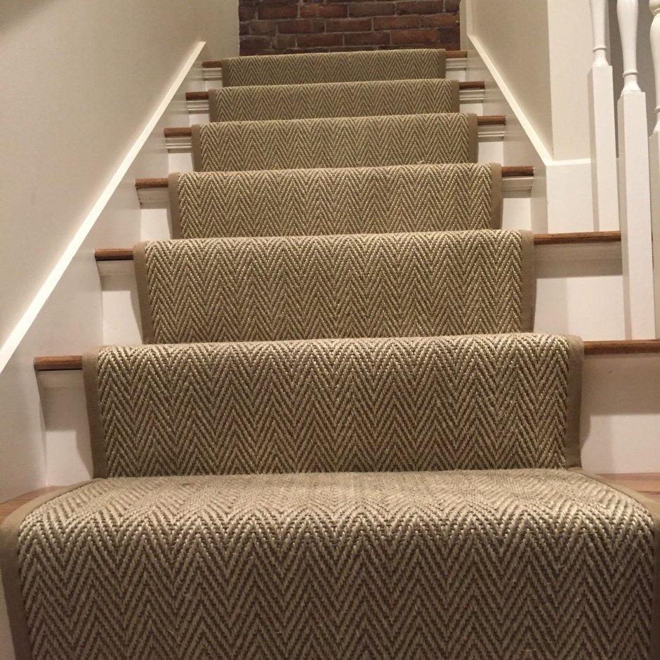 Лестница на второй этаж с ковролином