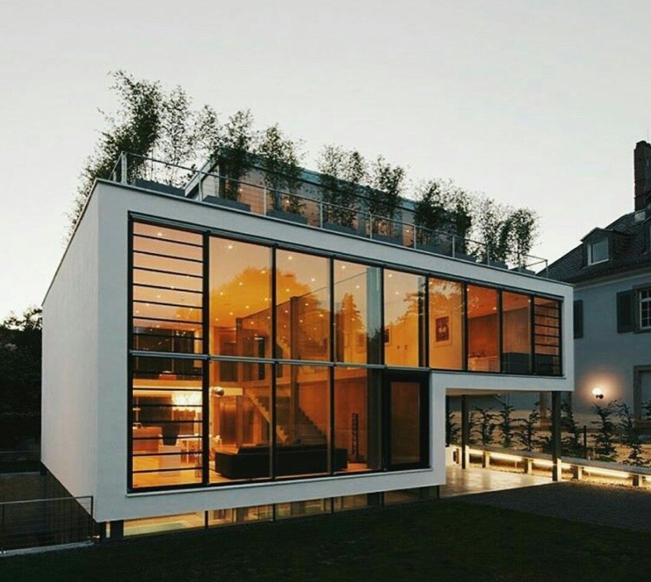 Дом со стеклянным фасадом