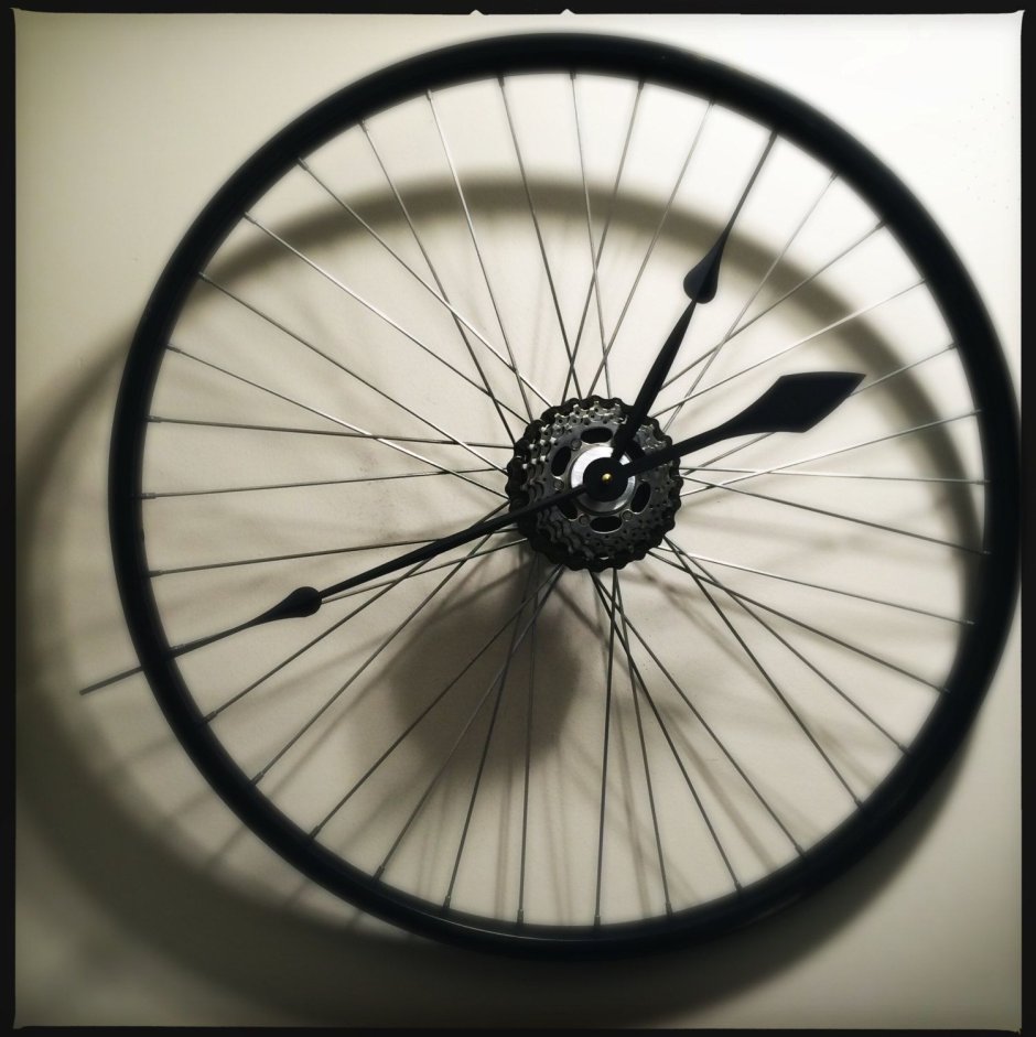Часы в велосипедном колесе
