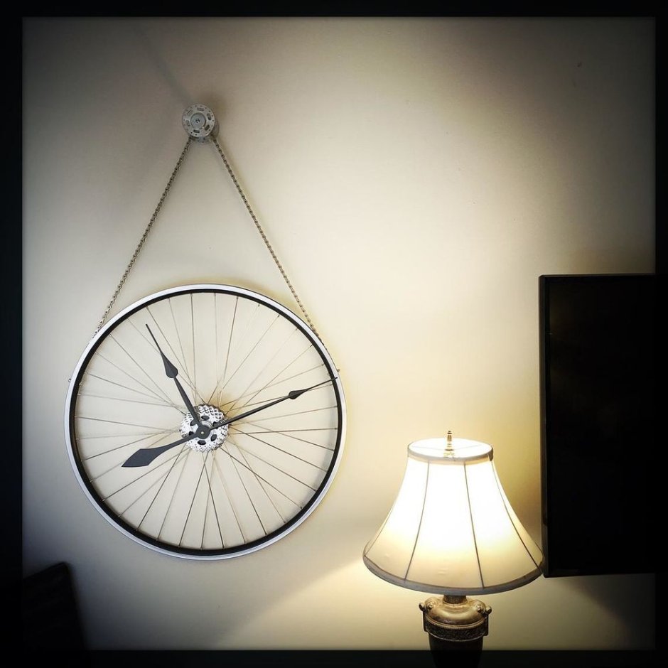 Светильник из колеса велосипеда