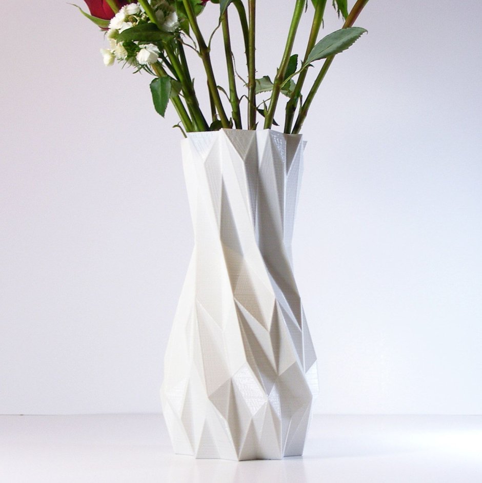 Белая ваза интерьерная