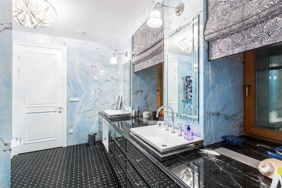 Синяя мраморная ванная комната