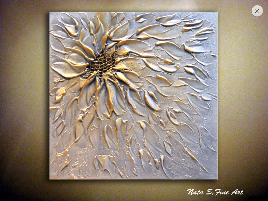 Сусальное золото на стене