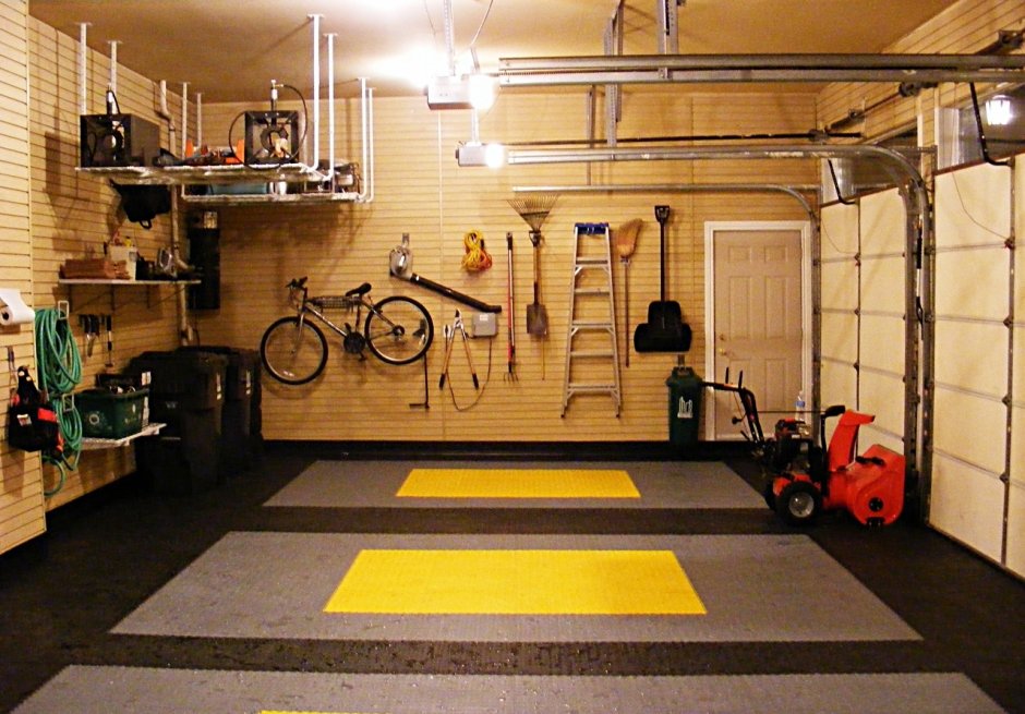 Интерьер гаража с подъемником
