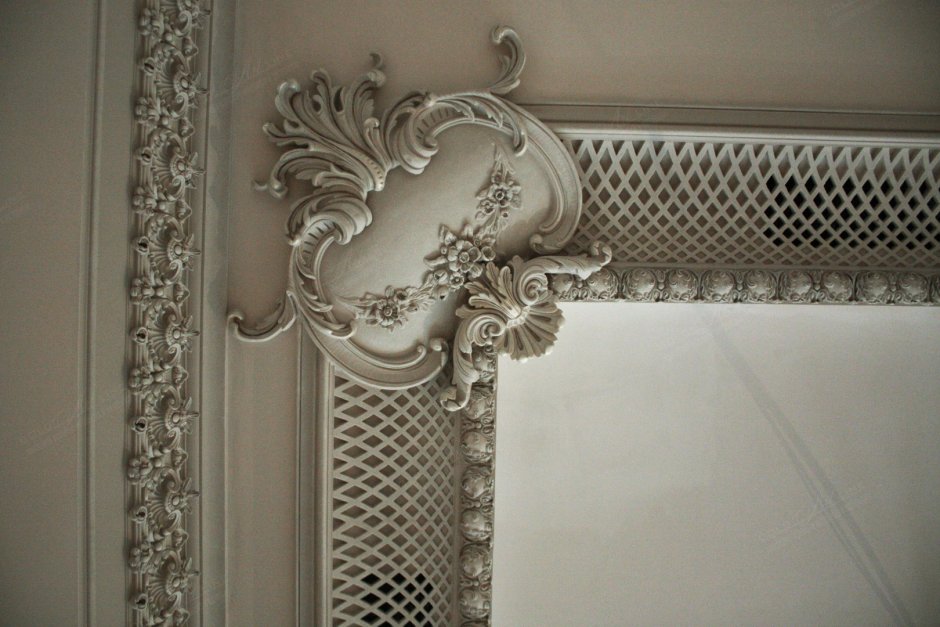 Лепные зеркала на стенах