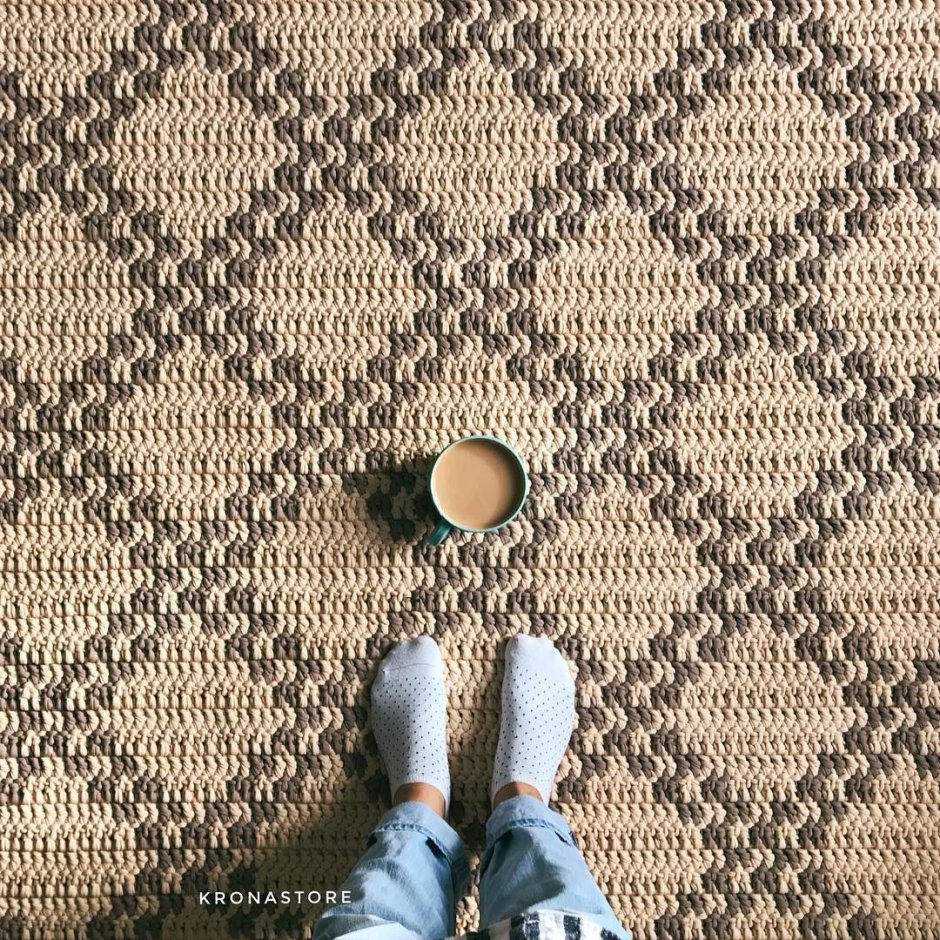 Вязаный ковер в ромбик