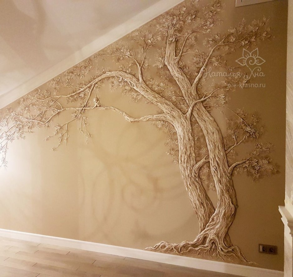 Лепнина дерево на стене