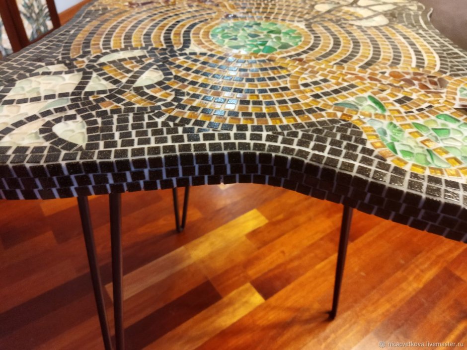 Металлический стол с мозаикой