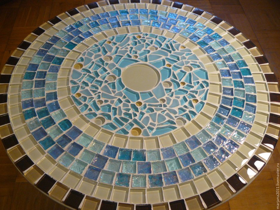 Стол отделанный мозаикой
