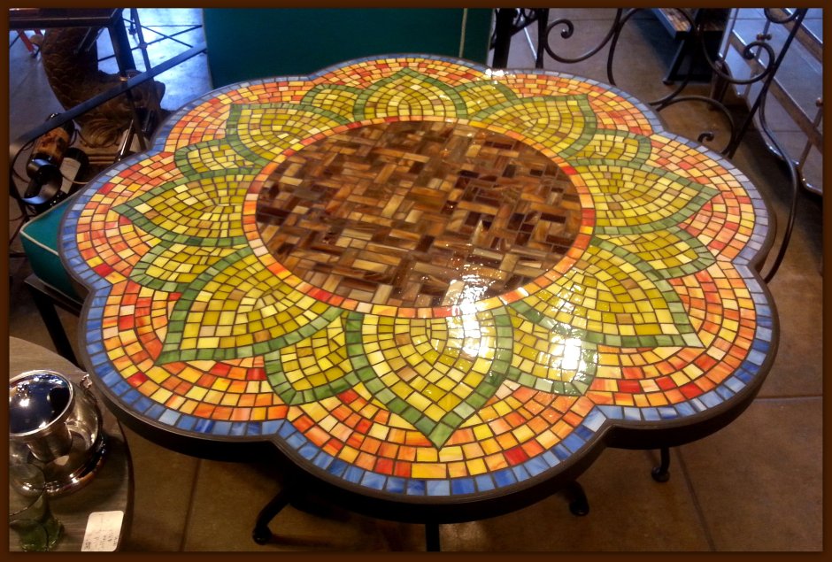 Круглый столик из мозаики