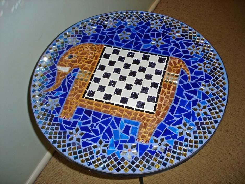 Шахматный стол из мозаики
