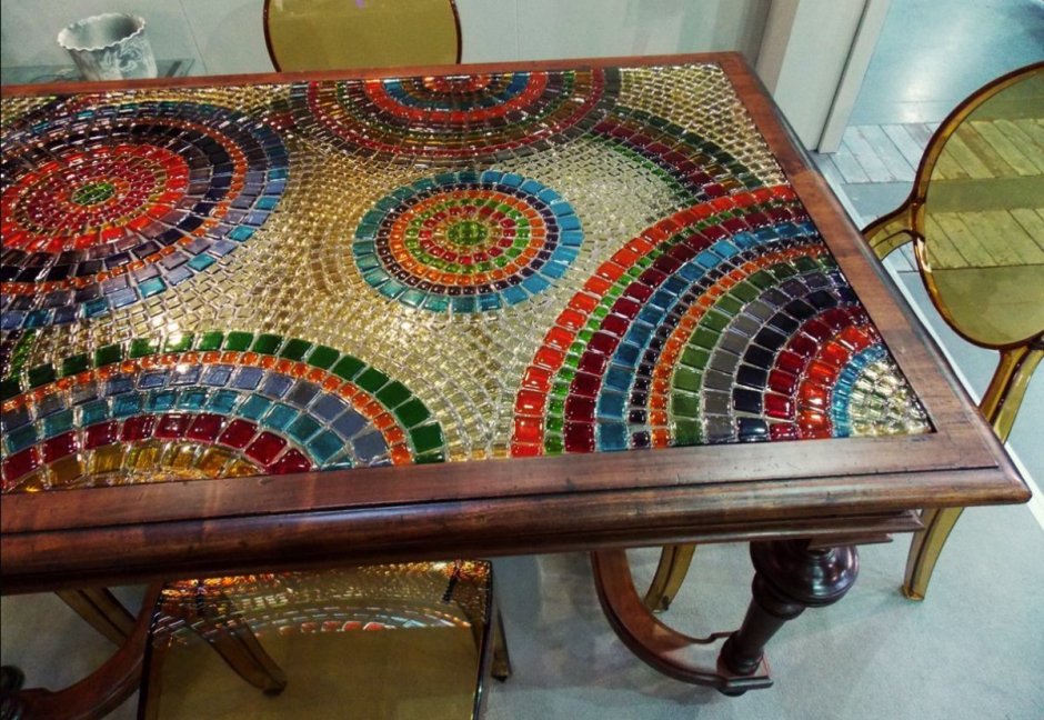 Столик из мозаики